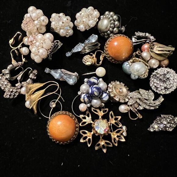 Vtg 5 Clip Earrings 1 wire. 11 One piece Earrings few miscl pearls & rhinestones - Picture 1 of 8